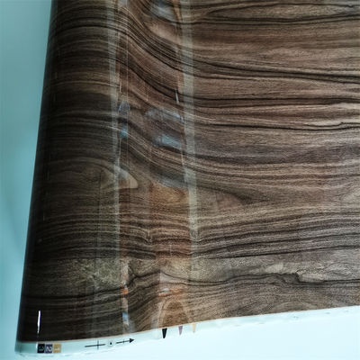 Fogli di PVC in vinile con consistenza in legno in rilievo, ideali per avvolgere cornici di porte a profilo o altre forme irregolari